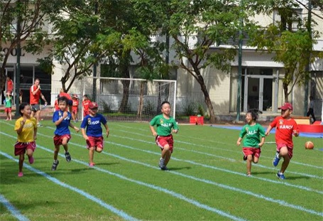 Dinh dưỡng học đường - Cái nhìn từ một trường quốc tế - 4 Các em học sinh hãnh diện khi đạt huy hiệu “Tôi là người ăn uống lành mạnh”
