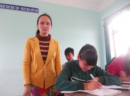 Nghị lực vươn lên của cô giáo trẻ khuyết tật - 2 Cô giáo Phan Thị Thúy bên cạnh học trò