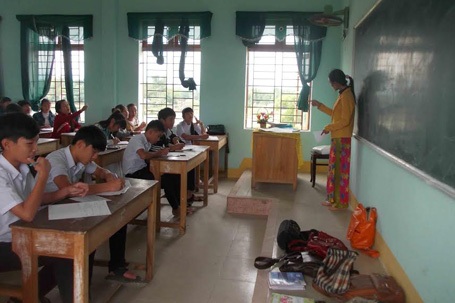 Nghị lực vươn lên của cô giáo trẻ khuyết tật - 1 Cô giáo Phan Thị Thúy trên lớp học
