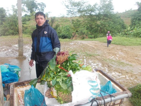 Hai người chị nuôi thân thương của học trò vùng cao - 3 Lâu lâu mới có người đem rau lên bán