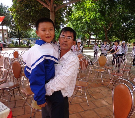 Cậu bé mắc bệnh loạn dưỡng cơ đến trường trên lưng bố - 2 Dù mắc bệnh nhưng chưa bao giờ em Nhật Nam và gia đình hết hi vọng