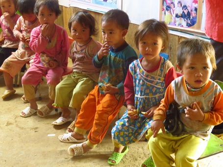 Chùm ảnh: Xót xa bữa ăn, giấc ngủ của trẻ mầm non Phình Sáng - 10 Chi phí cho bữa phụ của các em chỉ là 500 đồng