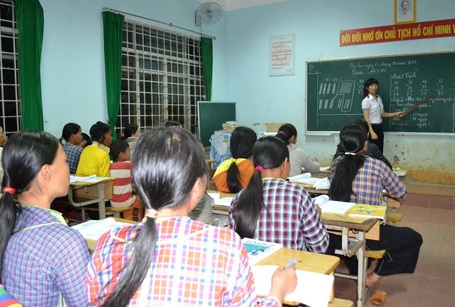 Ấn tượng lớp học xóa mù chữ dành cho bà con xã nghèo - 2 Bà con chăm chú nghe cô giáo giảng bài