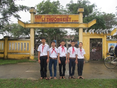 Đi chơi Noel, học sinh nhặt được của rơi trả lại cho khách du lịch - 1 Đi chơi Noel, học sinh nhặt được của rơi trả lại cho khách du lịch