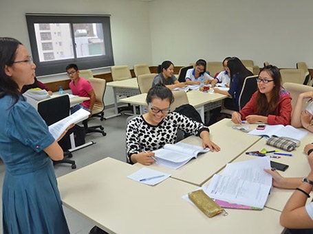 Điều lệ trường đại học: Trống trách nhiệm giải trình - 1 Sinh viên Trường ĐH Hoa Sen trong giờ học tiếng Anh. (Ảnh: Tấn Thạnh)