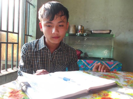 Em Nguyễn Văn Tại ngồi học