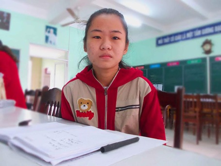 Thương cô học trò côi cút, học giỏi - 1 Vắng cha, mất mẹ, em Lê Thị Hồng Lê gắng gượng vượt qua nỗi đau, nỗ lực trong học tập