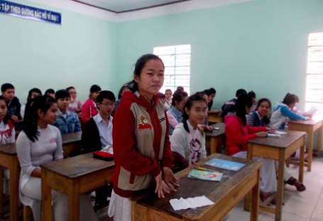 Thương cô học trò côi cút, học giỏi - 2 Em Lê Thị Hồng Lê ở lớp học