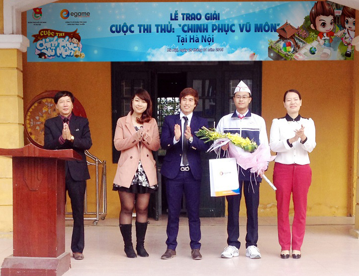 Vinh danh quán quân cuộc thi thử CPVM tại Hà Nội - 1 Bà Đỗ Thị Hòa - đại diện Thành Đoàn Hà Nội (