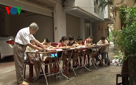 Lớp học Hướng thiện của ông giáo già - 2 Lớp học ngoài trời của thầy giáo Nguyễn Trà. (Ảnh: Phương Thoa/VOV)