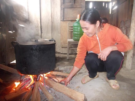 Hai người chị nuôi thân thương của học trò vùng cao - 1 Chị Tờ Ngôl Hém nấu ăn cho học sinh vùng cao
