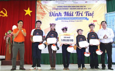 “Đỉnh núi trí tuệ” khởi động mùa thi thứ 3 - 3 Đội trưởng đội THCS Nguyễn Trường Tộ (tỉnh Kiên Giang) nhận phần thưởng