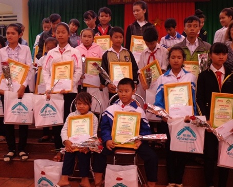 Cậu bé mắc bệnh loạn dưỡng cơ đến trường trên lưng bố - 1 Nhật Nam (