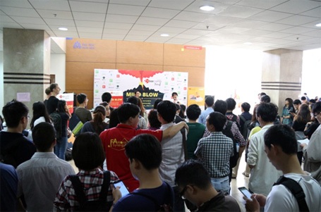 Ngày hội Barcamp Saigon 2014: “Bữa tiệc ý tưởng” dành cho cộng đồng - 1 Rất đông các bạn trẻ đến tham dự BarCampSaigon 2014 tại trường ĐH Hoa Sen