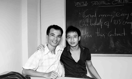 Người thầy từ trại giam đến giảng đường đại học - 2 Nguyễn Trung Thành chụp chung cùng sinh viên. (Ảnh: NVCC)