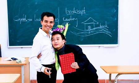 Người thầy từ trại giam đến giảng đường đại học - 3 Nguyễn Trung Thành trong giây phút vui nhộn cùng sinh viên. (Ảnh: NVCC)