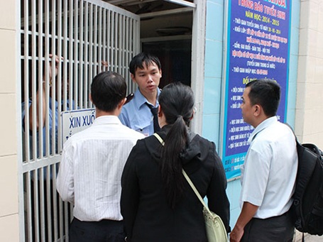 Trường tê liệt vì mâu thuẫn nội bộ - 1 Bảo vệ do hiệu trưởng thuê kiên quyết không cho nhân viên của trường vào làm việc