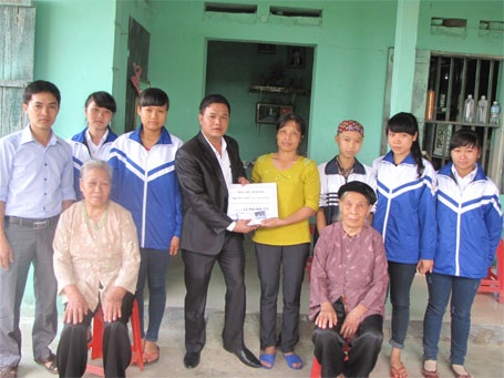 Thầy trò góp tiền hỗ trợ nữ sinh bị bệnh hiểm nghèo - 2 Thầy giáo Nguyễn Văn Trung thăm gia đình em Ngọc Hà và trao tiền ủng hộ