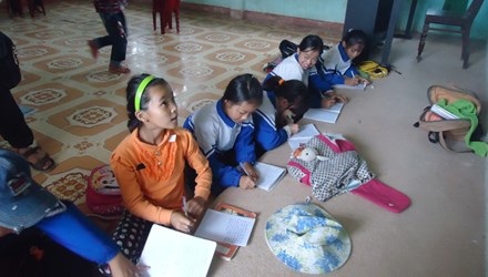 Oái ăm, trường đạt chuẩn quốc gia dù lấy bục giảng làm bàn - 1 Học sinh trường Tiểu học số 1 An Ninh lăn lê trên nền lớp, dùng bục giảng làm bàn học