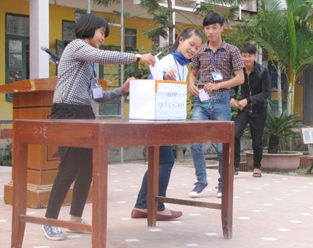 Thầy trò góp tiền hỗ trợ nữ sinh bị bệnh hiểm nghèo - 1 Đại diện học sinh các lớp tham gia ủng hộ