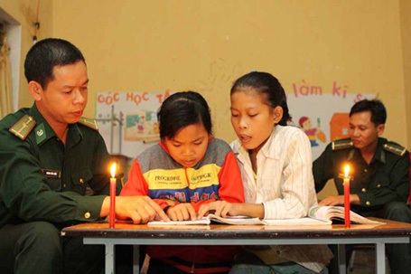 Lớp học xóa mù của những thầy giáo bộ đội