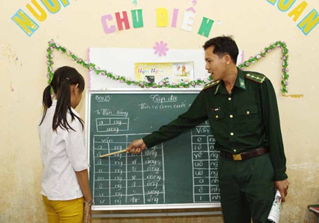 Lớp học xóa mù của những thầy giáo bộ đội - 3 Trung úy Hoàng Văn Thọ dạy các em đánh vần.