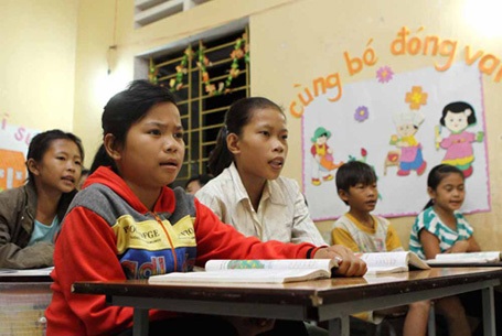 Lớp học xóa mù của những thầy giáo bộ đội - 5 Cùng nhau đánh vần.