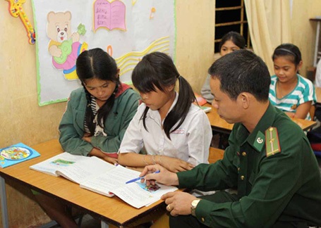 Thiếu úy Hoàng Văn Tuấn tận tình hướng dẫn các em