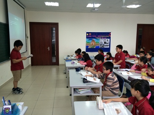 Trận Điện Biên Phủ trên không dưới mắt “cô giáo nhí”! - 2 Chăm chú lắng nghe “thầy giáo” giảng bài