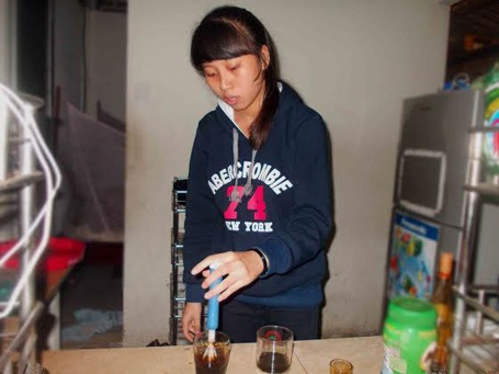 Học sinh vượt biển vào đất liền học - 3 Em Trịnh Thị Minh Đông làm thêm sau giờ học