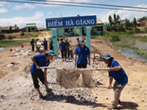 Người nông dân Khmer “đưa chữ” về phum sóc - 1 Làm đường vào điểm trường Hà Giang - nơi ông Họt hiến đất xây phòng học