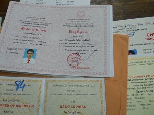 Bằng giả hoành hành - 2 Băng nhóm làm bằng giả vừa bị Công an TP HCM triệt phá. (Ảnh: Phạm Dũng)