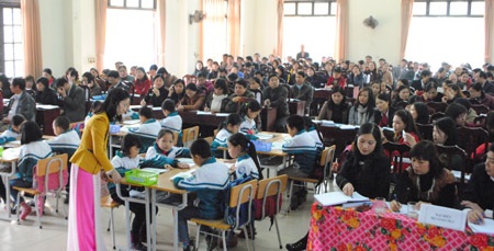 Bỏ chấm điểm tiểu học: "Đừng để quá muộn!" - 1 Trước khi tập huấn Thông tư 30, các đại biểu tham gia tiết học mẫu theo mô hình trường học mới'