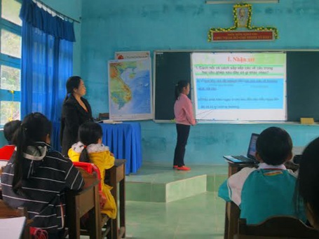 Quảng Nam thực hiện giáo án điện tử bằng góp vốn - 2 Một buổi học có sử dụng máy chiếu