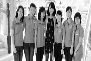 Nghị lực phi thường của “cô giáo” bị câm điếc - 3 An My (ngoài cùng bên phải) cùng các bạn và cô giáo trong trường Cao đẳng sư phạm Trung ương