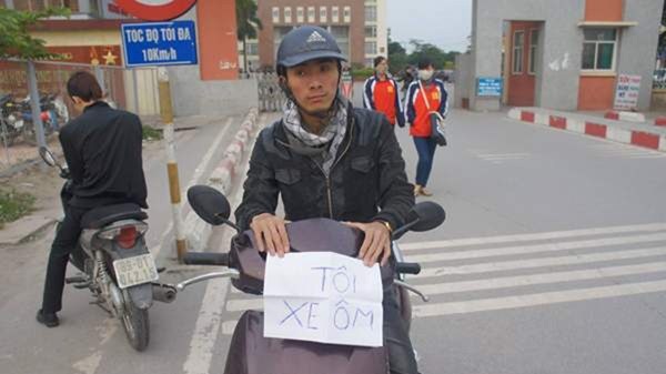 Chàng trai ung thư viết báo, chạy xe ôm giúp người nghèo - 2 Thời gian rỗi, Ngọc chạy xe ôm làm từ thiện tại ĐH Công nghiệp. (Ảnh nhân vật cung cấp