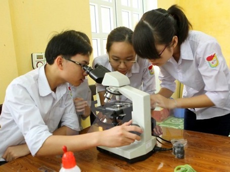 Giờ học thực hành của học sinh. (Ảnh: Quý Trung/TTXVN)