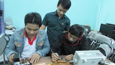 Ba chàng sinh viên đang trong phòng thực hành