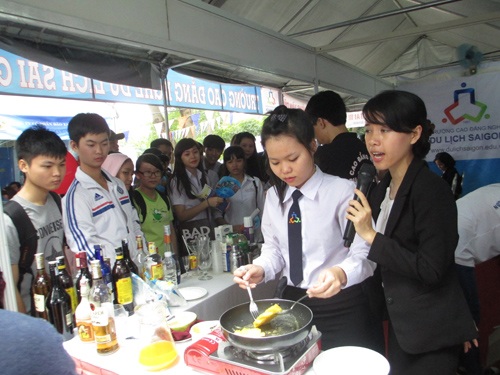 Hướng nghiệp tốt, sinh viên ít thất nghiệp - 1 Học sinh được trực tiếp quan sát về ngành in của Trường CĐ Công thương