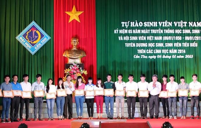 Tuyên dương các “Sao Tháng Giêng” và “Sinh viên 5 tốt” - 11 (Ảnh: Nguyễn Hành)