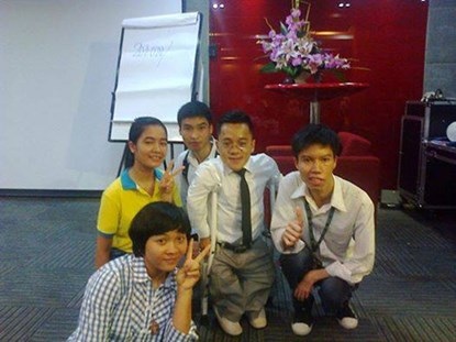 Hành trình nuôi con chữ của chàng sinh viên liệt nửa người - 2 Viên tham gia nhiều hoạt động tình nguyện giúp đỡ những người có hoàn cảnh giống mình