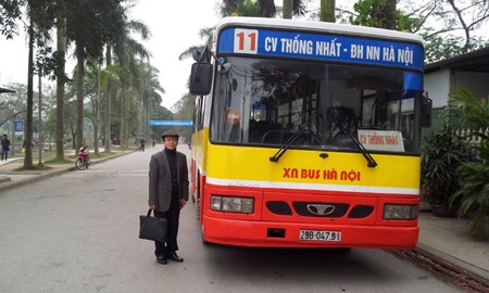 Vị phó giáo sư đến trường hàng ngày bằng xe bus - 1 PGS.TS Hoàng Đức Liên hàng ngày đến trường bằng xe bus. (Ảnh: Văn Chung)