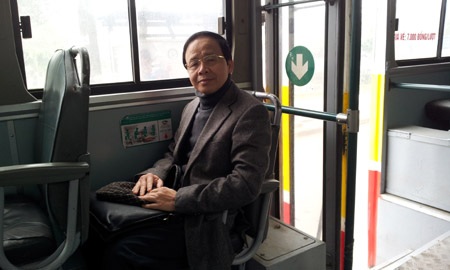 Vị phó giáo sư đến trường hàng ngày bằng xe bus - 2 PGS.TS Hoàng Đức Liên hàng ngày đến trường bằng xe bus. (Ảnh: Văn Chung)