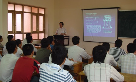 Vị phó giáo sư đến trường hàng ngày bằng xe bus - 5 PGS.TS Hoàng Đức Liên trên giảng đường học viện. (Ảnh: NVCC)