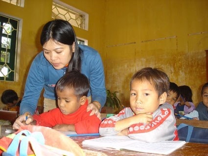 Lo Tết như sếp trường vùng khó - 1 Các thầy cô giáo gắn bó với nghề vì tình yêu học sinh, đam mê truyền kiến thức cho học trò