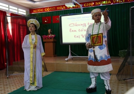 Trò xúc động học từ cuộc sống - 1 Học sinh Trường THPT Giồng Ông Tố được học văn qua các vai diễn, vở kịch