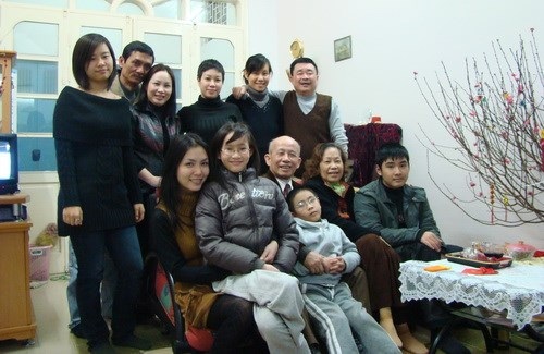 Tân PGS nhiều tuổi nhất năm 2014 say nghiệp truyền nghề cho giáo viên tương lai - 1 Những ngày vừa qua, đại gia đình PGS Vũ Tự Lân luôn tràn ngập niềm vui