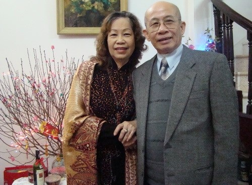 Tân PGS nhiều tuổi nhất năm 2014 say nghiệp truyền nghề cho giáo viên tương lai - 2 Tân PGS Vũ Tự Lân và vợ rạng ngời niềm vui khi ông được phong PGS đúng vào dịp Tết đến, Xuân về