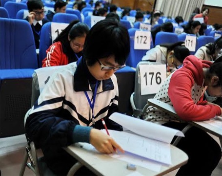 Vòng chung khảo hấp dẫn với phần thi nghe nói - 3 Các thí sinh chăm chú làm bài thi nghe 45 phút