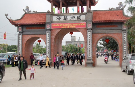 Đầu xuân, con cháu “Làng tiến sĩ” về chiêm bái tổ tiên